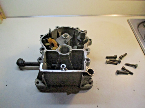 OEM Briggs & Stratton 19.5HP OPPOSED 42E707 Closure Plate/Sump Cover w/Governor