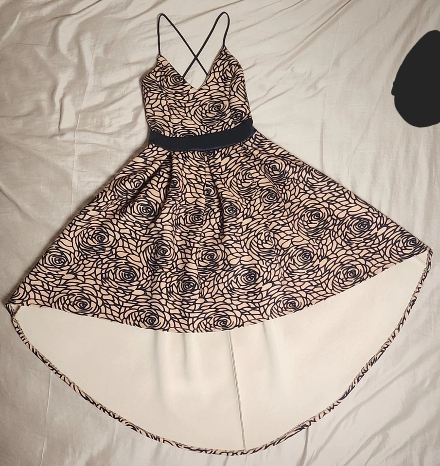 Vestido para mujer Agaci floral ajustado y acampanado sin mangas talla mediana color beige Foto 2 de 4