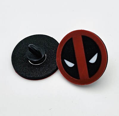 Deadpool Logo 3D-Druck Pin Anstecker Geschenk Marvel Comic Nerd Geek Fan hergestellt in UK