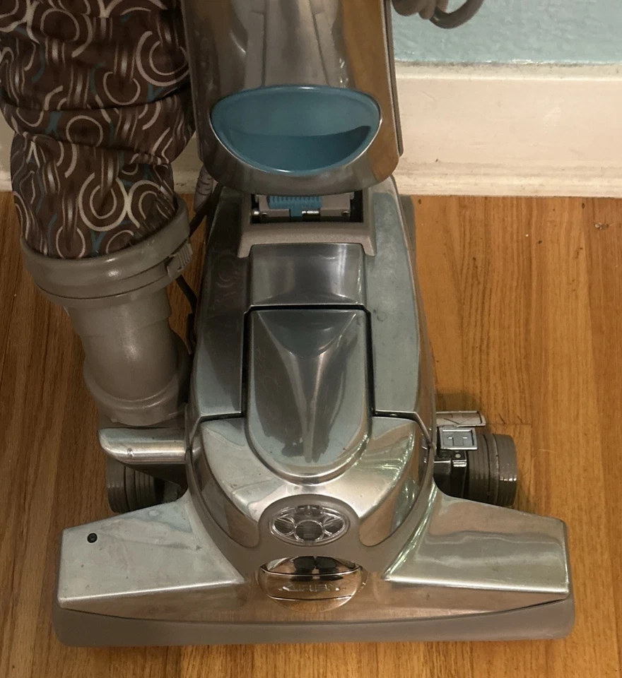 Aspiradora vertical Kirby Sentria en bolsa funcionando Foto 4 de 4