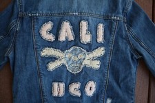 Chaqueta de Jean Azul Denim HOLLISTER Envejecida con Calavera Bordada y Huesos Cruzados M