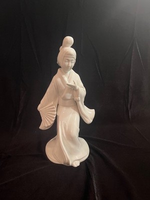 Fitz and Floyd White Porcelain Geisha with Fan in excellent condition Retired