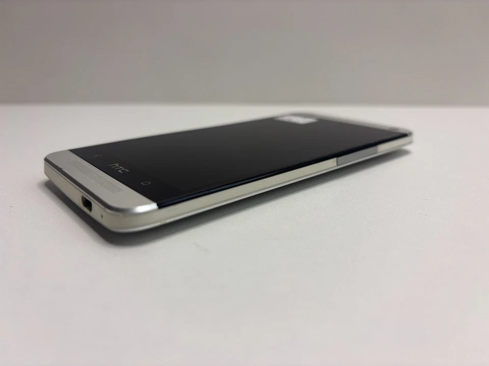 HTC  One M7 AT&T/Verizon/Sprint Unlocked Smartphone - Image 4 of 4