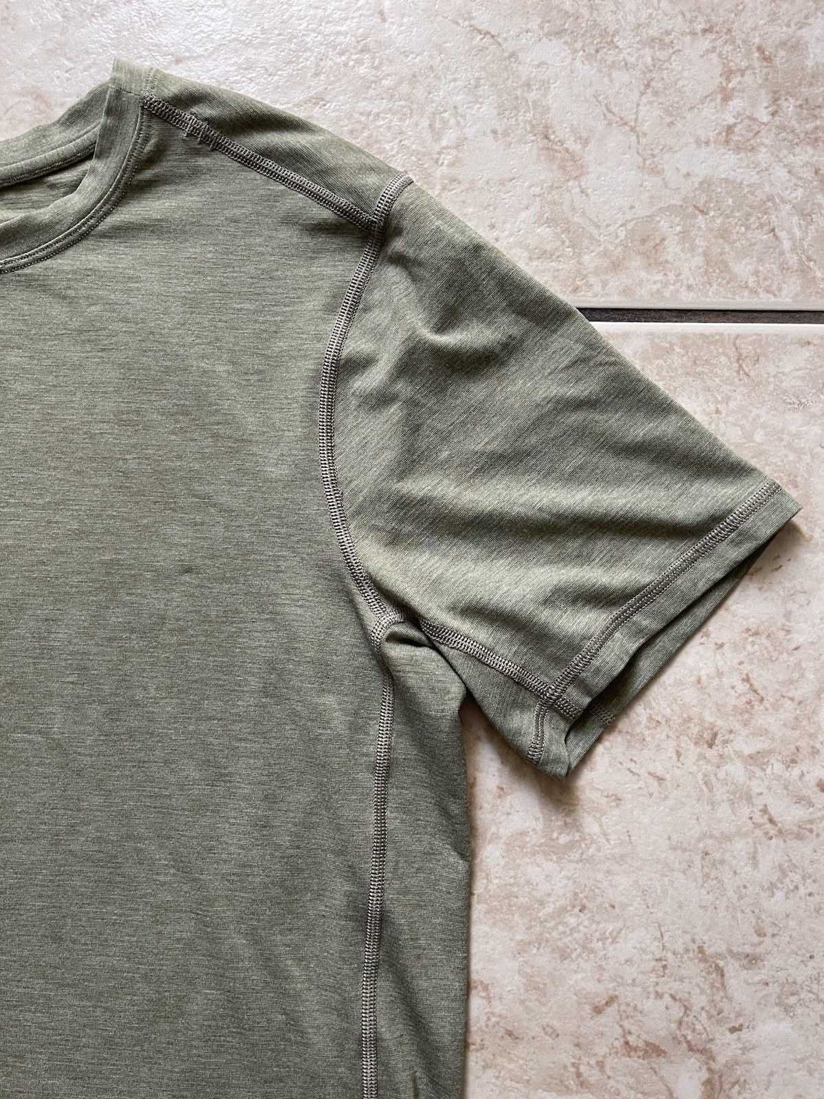 Lululemon Men’s Short Sleeve Medium Athletic T-Shirt Light Work Travel Sport Top image 5