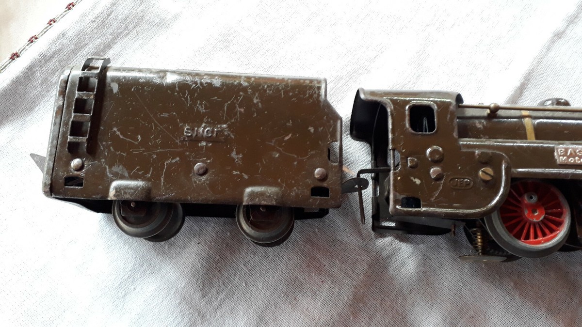 Jep, locomotive carénée 221 électrique noire avec tender citerne