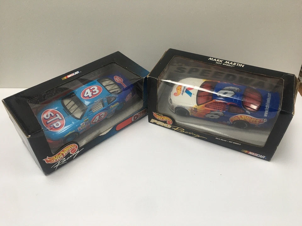 Lot of Hot Wheels Nascar 2000 Valvoline & 6 Martin 1999 STP Andretti 43 Die-Cast - Image 2 of 4