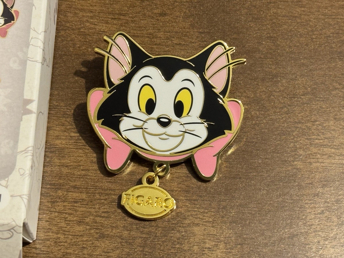 FIGARO with NAME TAG DANGLE PIN - Disney Pinocchio - Monogram Cats