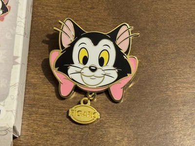 DSSH フィガロ ピンバッジ FIGARO with NAME TAG DANGLE PIN - Disney Pinocchio - Monogram Cats