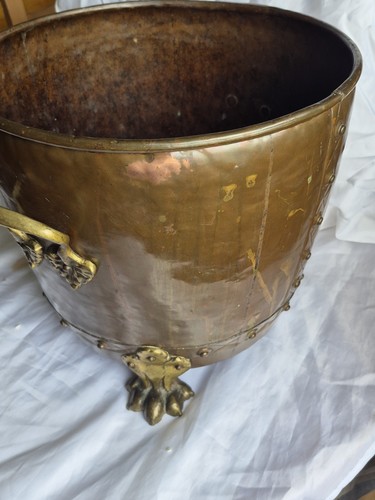 LARGE ANTIQUE COPPER & BRASS LIONS HEAD PAW FEET RIVETED LOG COAL BUCKET PLANTER - Picture 12 of 20