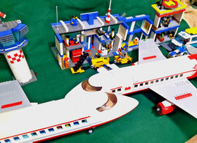 Lego Airport 3182 MegaCity Airport 2 Planes 13 Minis Ambulance CopCar 3 Building
