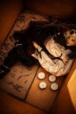 Marionetten Puppe mit Ouija Board Dachboden Fund