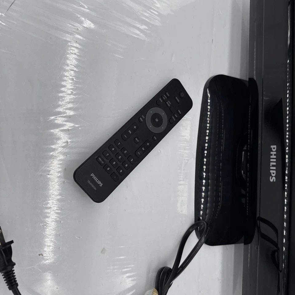 Phillips HDTV Widescreen TV 22" LCD HDMI 720p 22PFL3504D/F7 Tested & Remote - Image 2 of 4