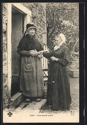 Old postcard Limousin, a good catch, two women in typical costume vor dem Haus 1907 