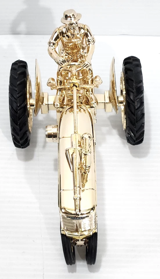 Трактор ERTL Farmall H с фермером 1:16 50th Anniversary Employee золотистый - Изображение 4 из 4