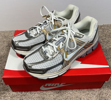 NIKE Zoom Vomero 5 Sneaker Mens 9 Womens 10.5 White/Gray/Gold HJ7247 099 NIB