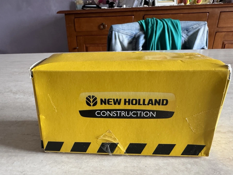 MEZZO DA LAVORO STRADALE NEW HOLLAND ESCAVATORE CINGOLI 1:87 NUOVO DA COLLEZIONE - Immagine 4 di 4