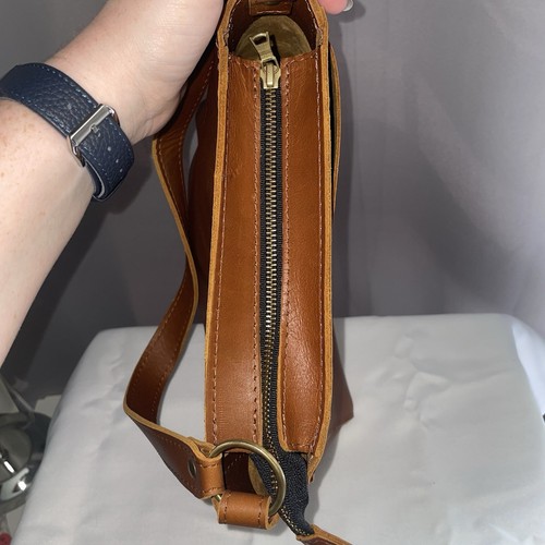BOLSO DE HOMBRO TRIÁNGULO CASI PERFECTO Portland Leather Goods en Castaño - Imagen 15 de 19