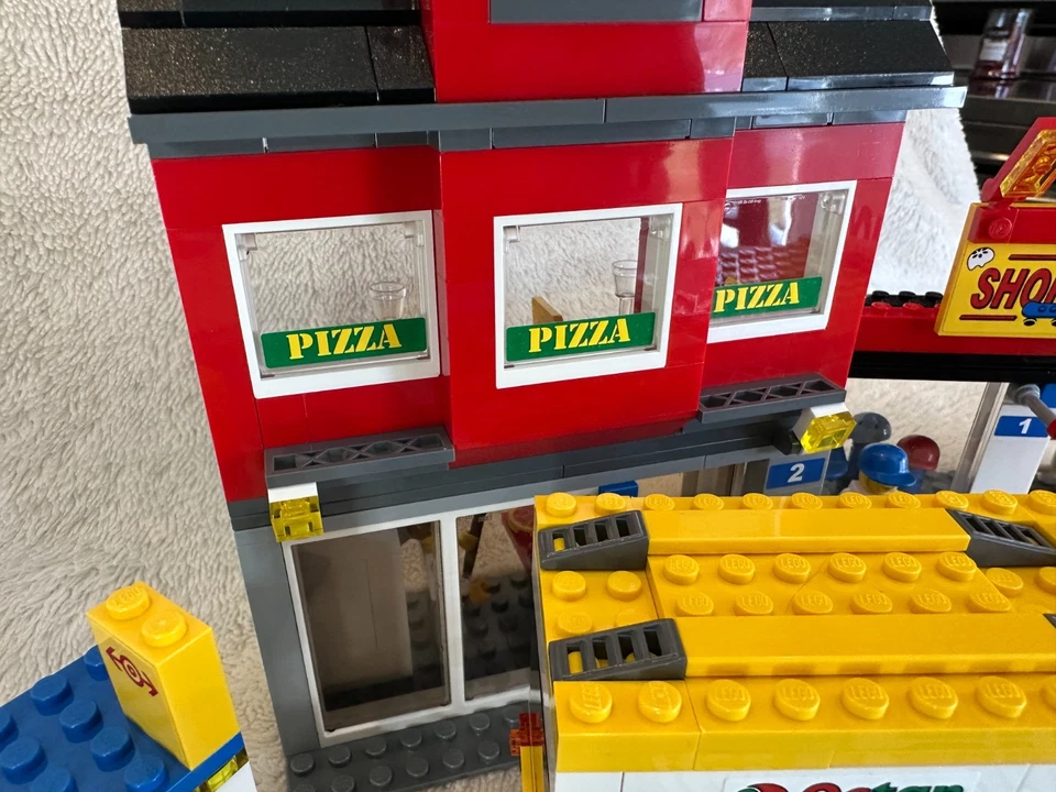 LEGO CITY: City Corner (7641) Clean, Complete, & Sorted W/ Minifigures & Inst. - Image 3 of 4