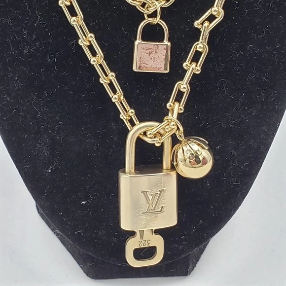 Auténtica cerradura y llave Louis Vuitton con cadena de corazón de acero inoxidable dorado sin marca Foto 2 de 4