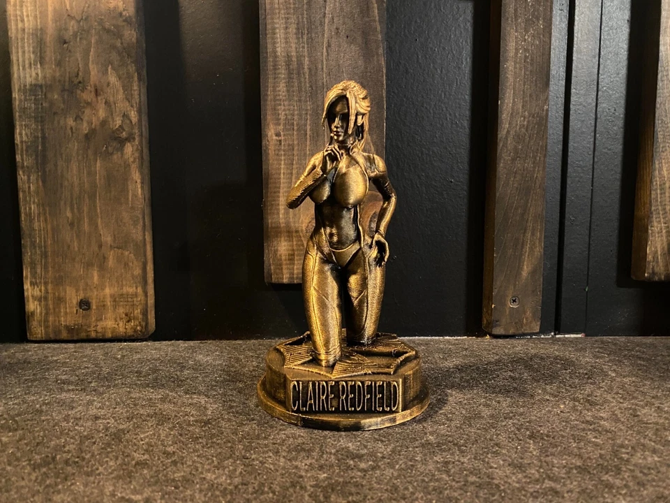 Estatua Resident Evil Claire Redfield en oro vintage 6 pulgadas de alto Foto 2 de 4