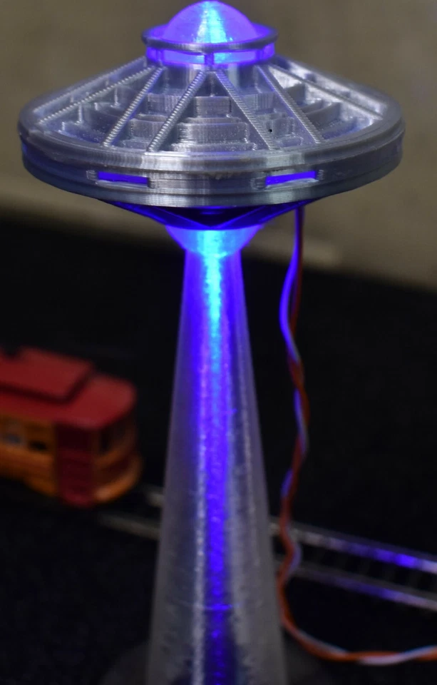 Escala N Z ÁREA 51 SpaceShip UFO disco voador ficção científica LED feixe de abdução orbe azul - Imagem 3 de 4