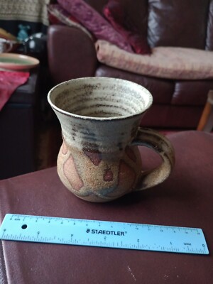STUDIOKERAMIK BEIGE GLASUR TASSE. WAX RESIST. 9 cm HOCH, 8 cm RAND & 5,5 cm SOCKELDURCHMESSER