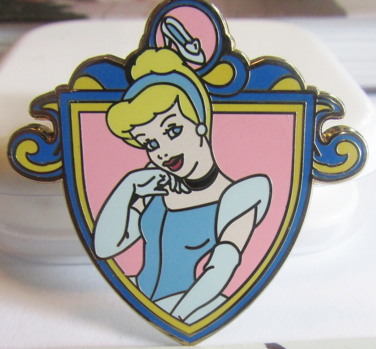 Disney Princess Crest Mystery Collection Cinderella Artist