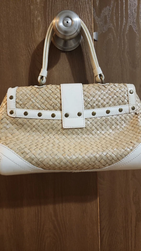 Bolso Coach tejido de paja o rafia con ribete de cuero blanco. Foto 4 de 4