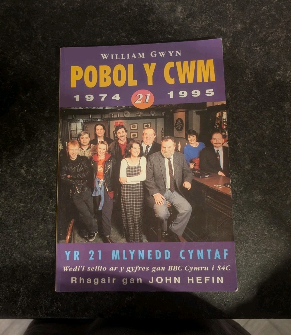 POBOL Y CWM YR 21 MLYNEDD CYNTAF BY WILLIAM GWYN WELSH BOOK