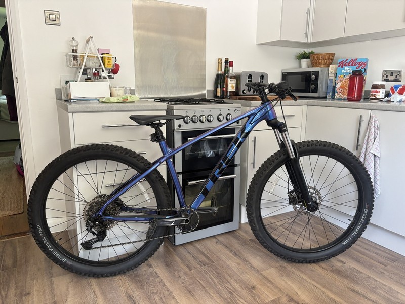2021 Trek Roscoe 6 Hardtail Mountain Bike – Purple Flip/Trek Black