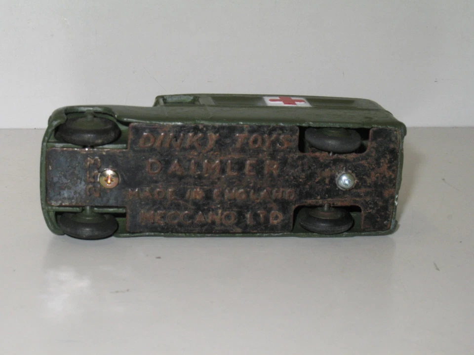 Dinky Toys, Ambulancia Daimler Militar Esmaltada Foto 3 de 4