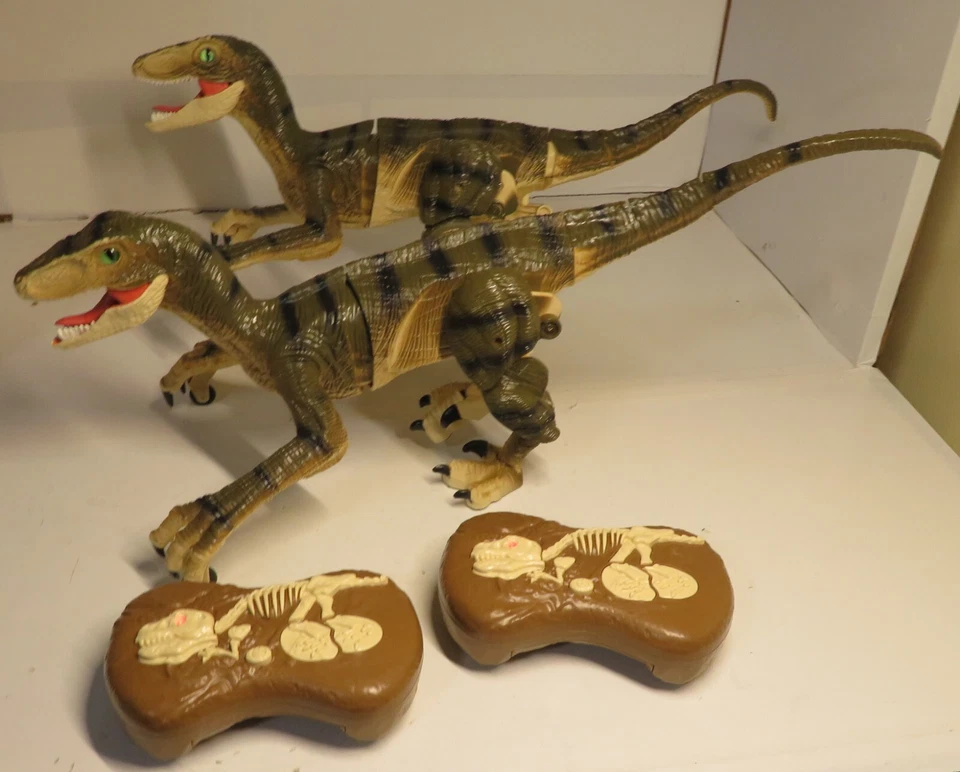 2.4G Remote Control Dinosaur Toy RC Velociraptor Dinosaur LED Light Roaring SET - Image 2 of 4