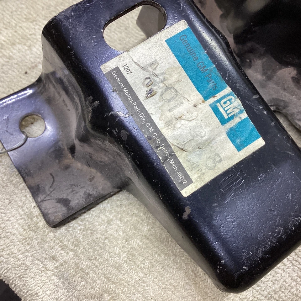 Soporte de barra frontal de parachoques trasero Rh para Chevrolet Monza Town 1975 cupé 14012428 Foto 2 de 4