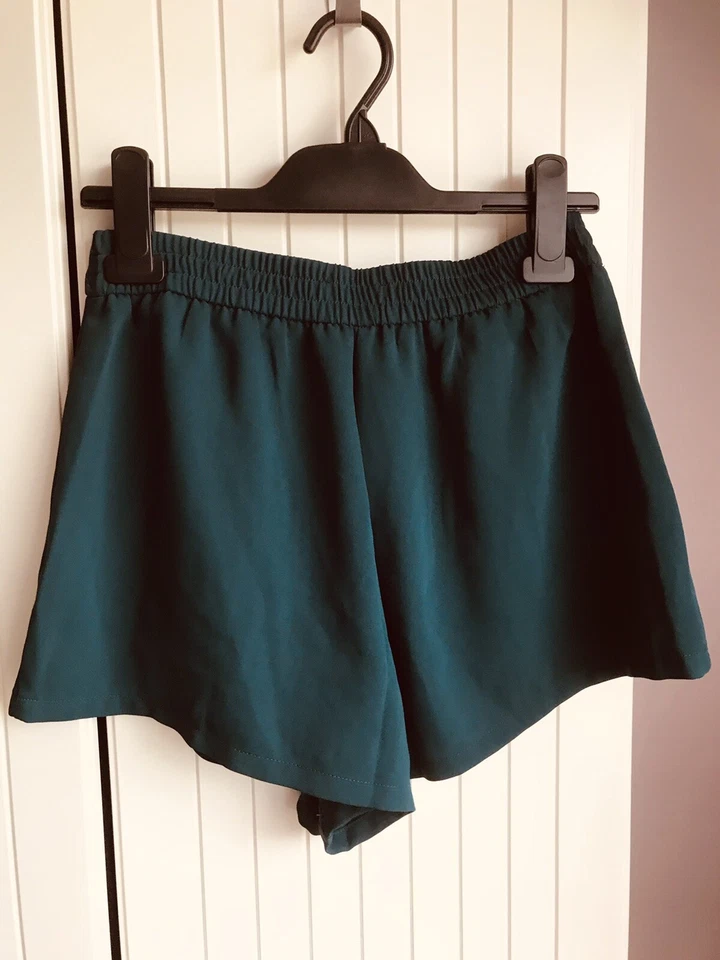 Forever 21 Deep Green Ladies Shorts With Pockets Size S - Image 2 of 4