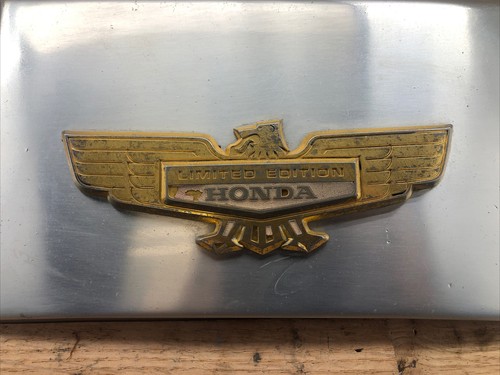 1985 honda goldwing Limited Edition 1200 windshield Rubber mount trim bracket - Picture 6 of 12