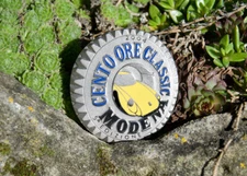 VINTAGE ENAMEL AUTOMOBILE CAR BADGE # FERRARI CENTO ORE CLASSIC MODENA 2004