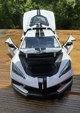 2020 Chevrolet Corvette Stingray C8 White Black Stripe 1:18 Maisto Diecast
