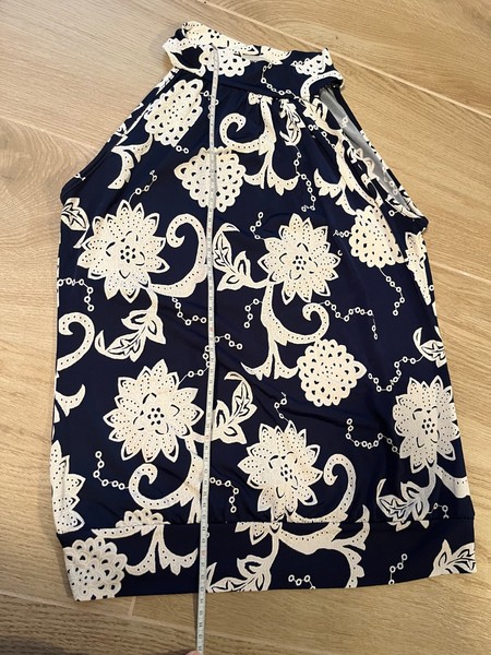 dunkelblaues Top mit weissen Blumen, Grösse 36