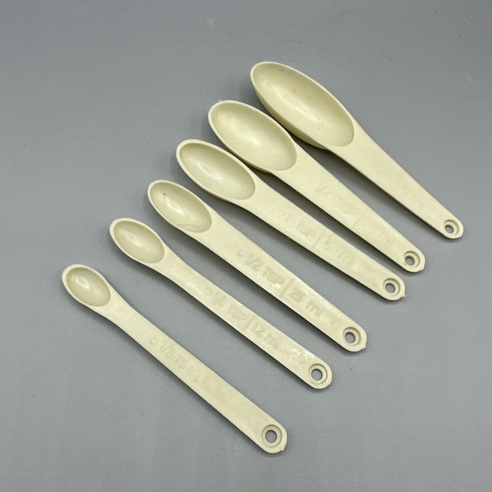 Vintage Plastic Measuring Spoon Set OffWhite Standard Metric Set/6 eBay
