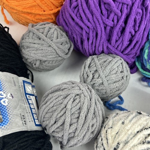 Bernat Super Bulky Yarn Plus Partials Lot Of 9 And 1 Black Yarn 2 Lbs 15 Oz - Picture 5 of 14