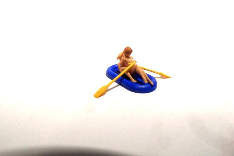1:87 sexy Figuren-Liebe im Schlauchboot (513)