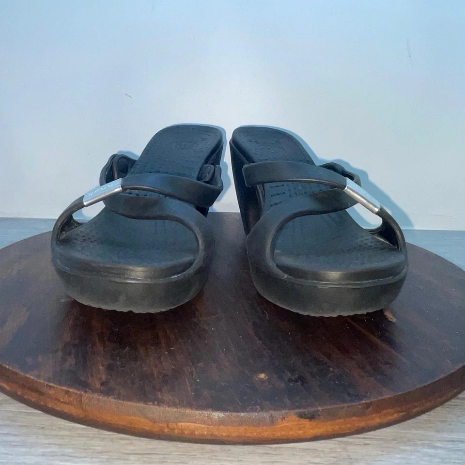 Sandalias Crocs Cyprus IV Talla 7 Negras con Tirantes Plataforma Tacón Goma Zapatos sin Cordones Foto 4 de 4