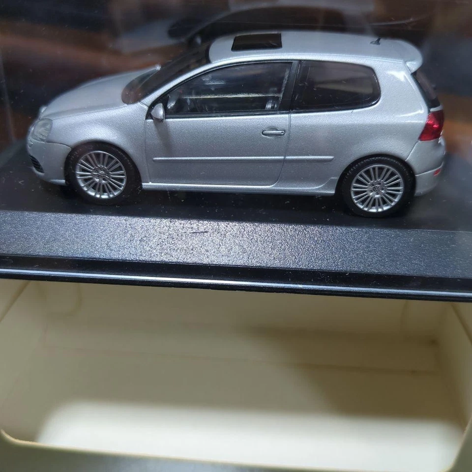 Expositor colección coche modelo plata Volkswagen Golf Minichamps 1/43 Foto 4 de 4