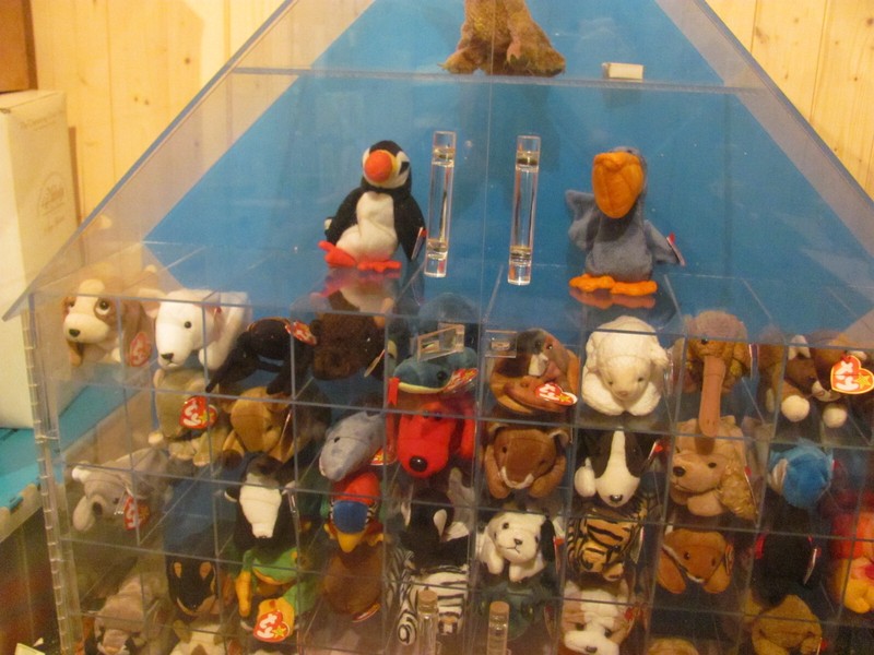 Beanie Baby Locking House Display Case  & 44 Babies w/ Lock & Keys New