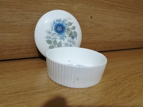Wedgwood wedgewood bone china lidded jewellery trinket box in ice rose design - Picture 3 of 4