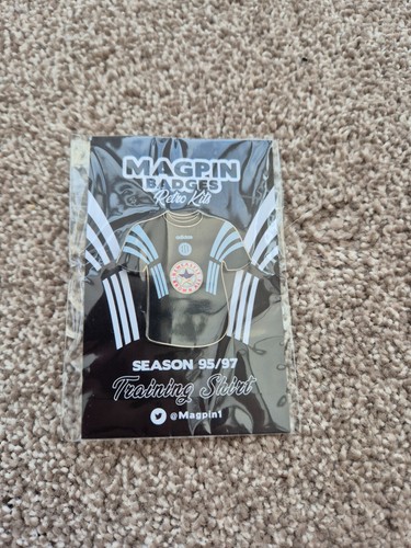 NEWCASTLE UNITED MAGPIN BADGES SEASON 95/97 TRAINING SHIRT LTD EMAILLE PIN BADGE