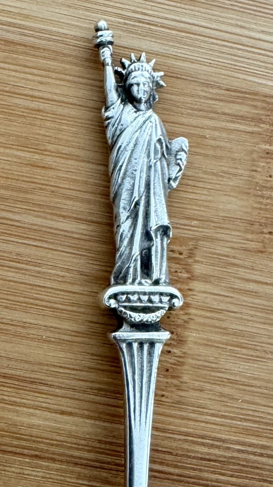 RARO GORHAM ESTERLINA ESTATUA DE LA LIBERTAD RECUERDO CUCHARA INSERCIÓN 1877 CUARTO SENTADO  Foto 3 de 4