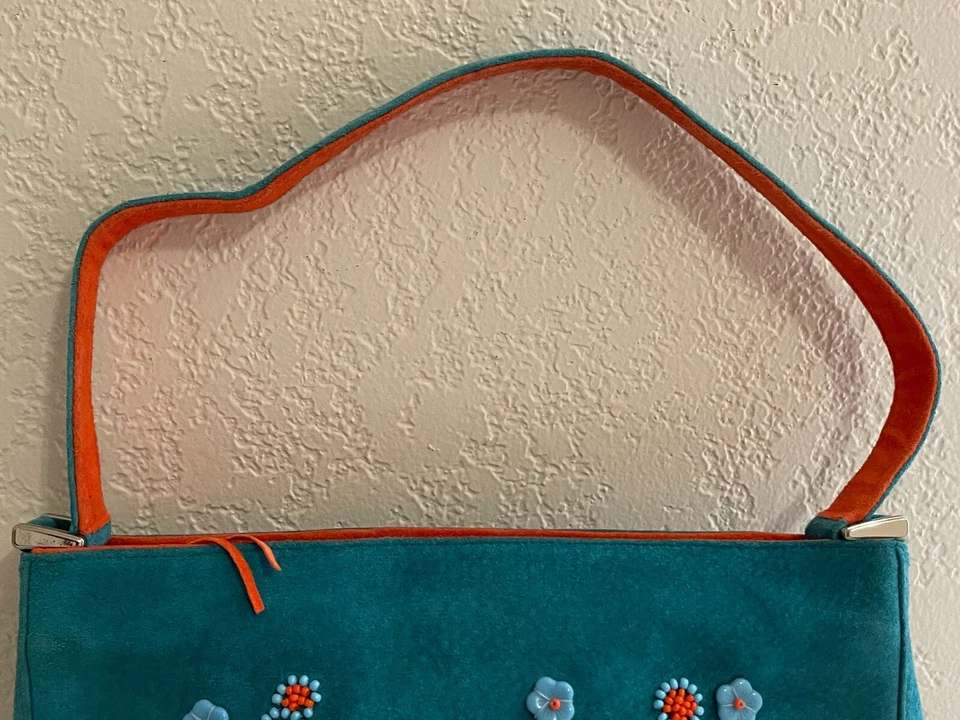 Bolso Isabella Fiore de Gamuza Azul con Diseño Floral con Cuentas Azules y Rojas Foto 4 de 4