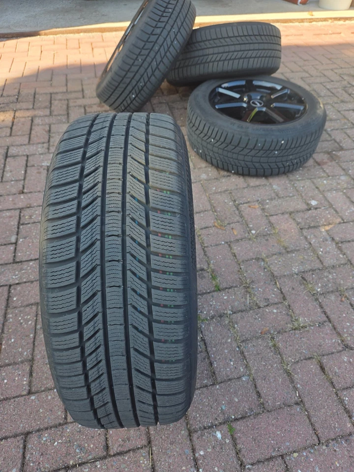 4 Winterreifen mit schwarzen Felgen 225/55 R17 97H SEAT Cupra Formentor - Bild 3 von 4