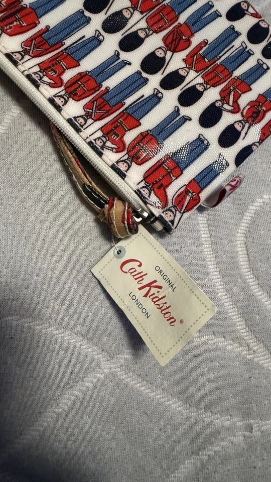 Bolso clutch de muñeca con estampado de guardias Cath Kidston Foto 4 de 4
